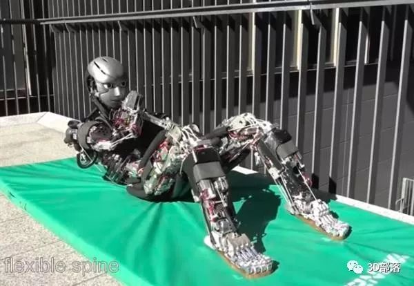 3D打印的人形机器人，可以出汗、做俯卧撑和打羽毛球